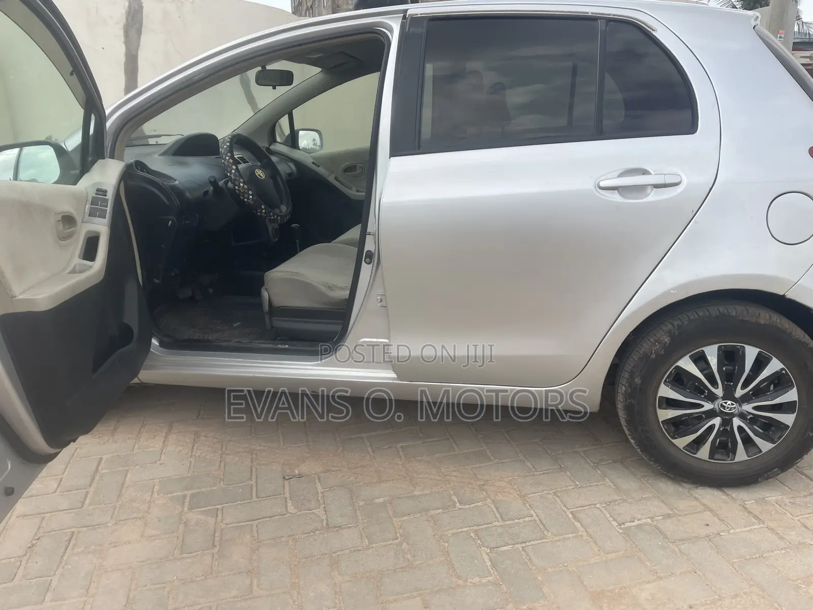 Toyota Vitz 2010 Silver