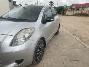 Toyota Vitz 2010 Silver