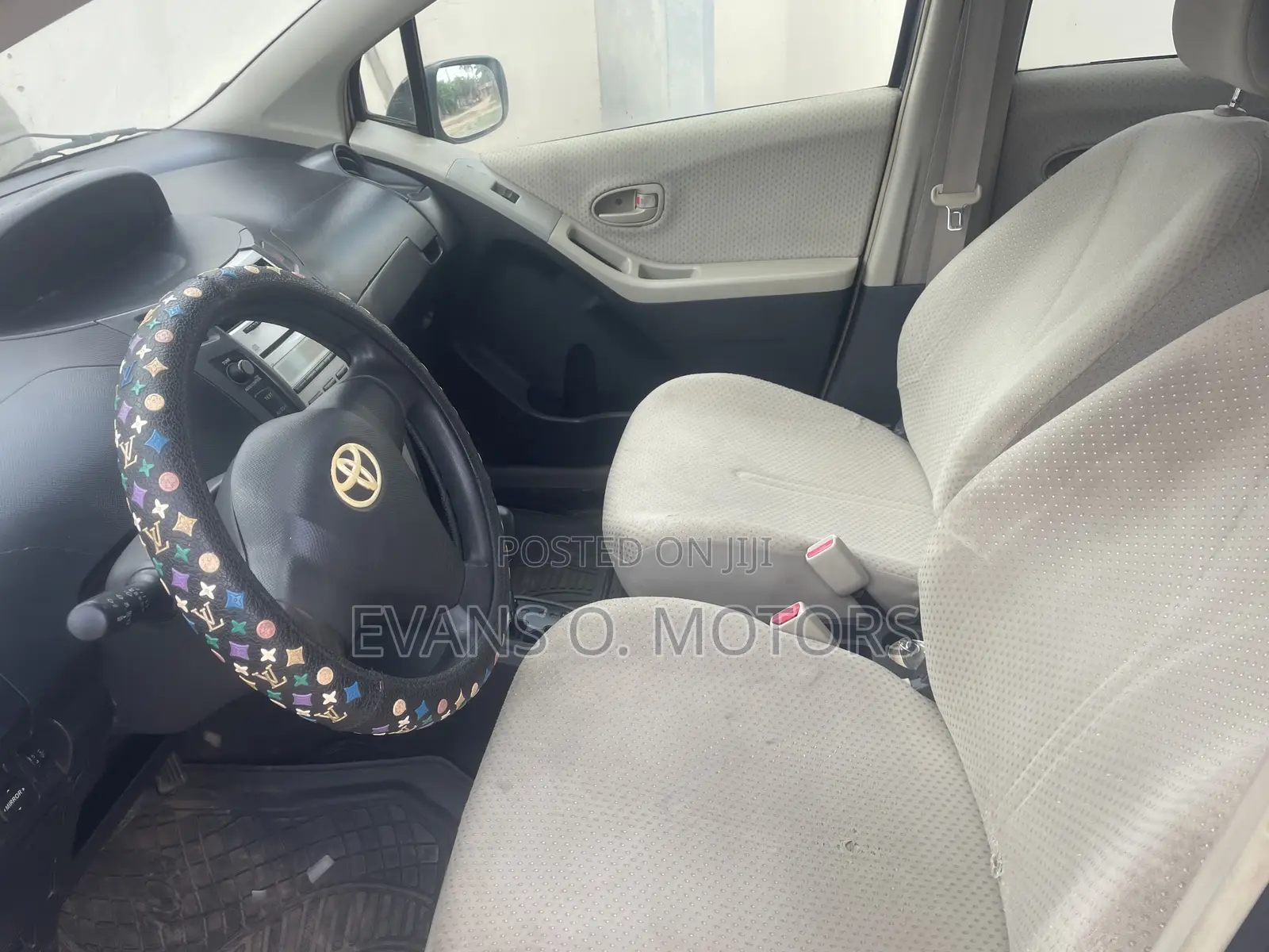 Toyota Vitz 2010 Silver