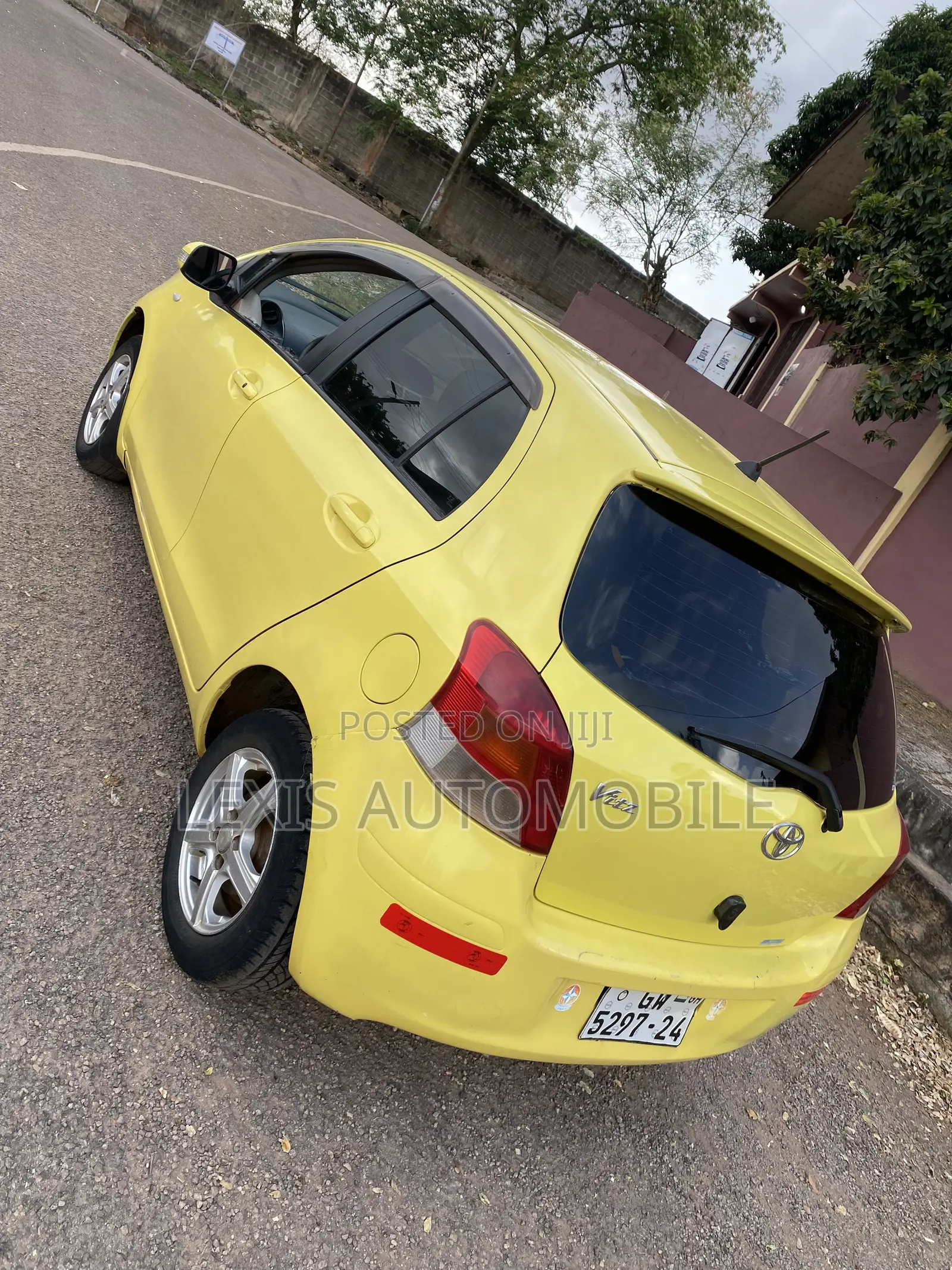Toyota Vitz 1.3 FWD 5dr 2010 Yellow