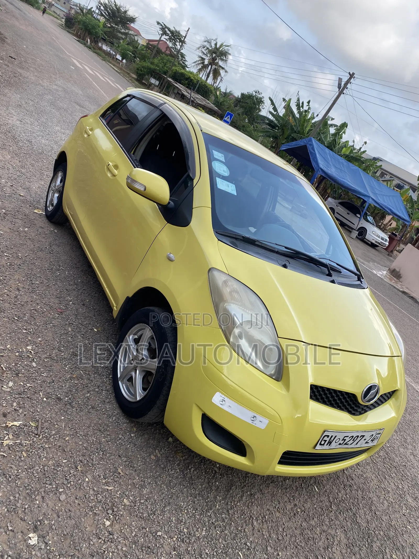 Toyota Vitz 1.3 FWD 5dr 2010 Yellow