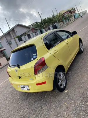 Toyota Vitz 1.3 FWD 5dr 2010 Yellow