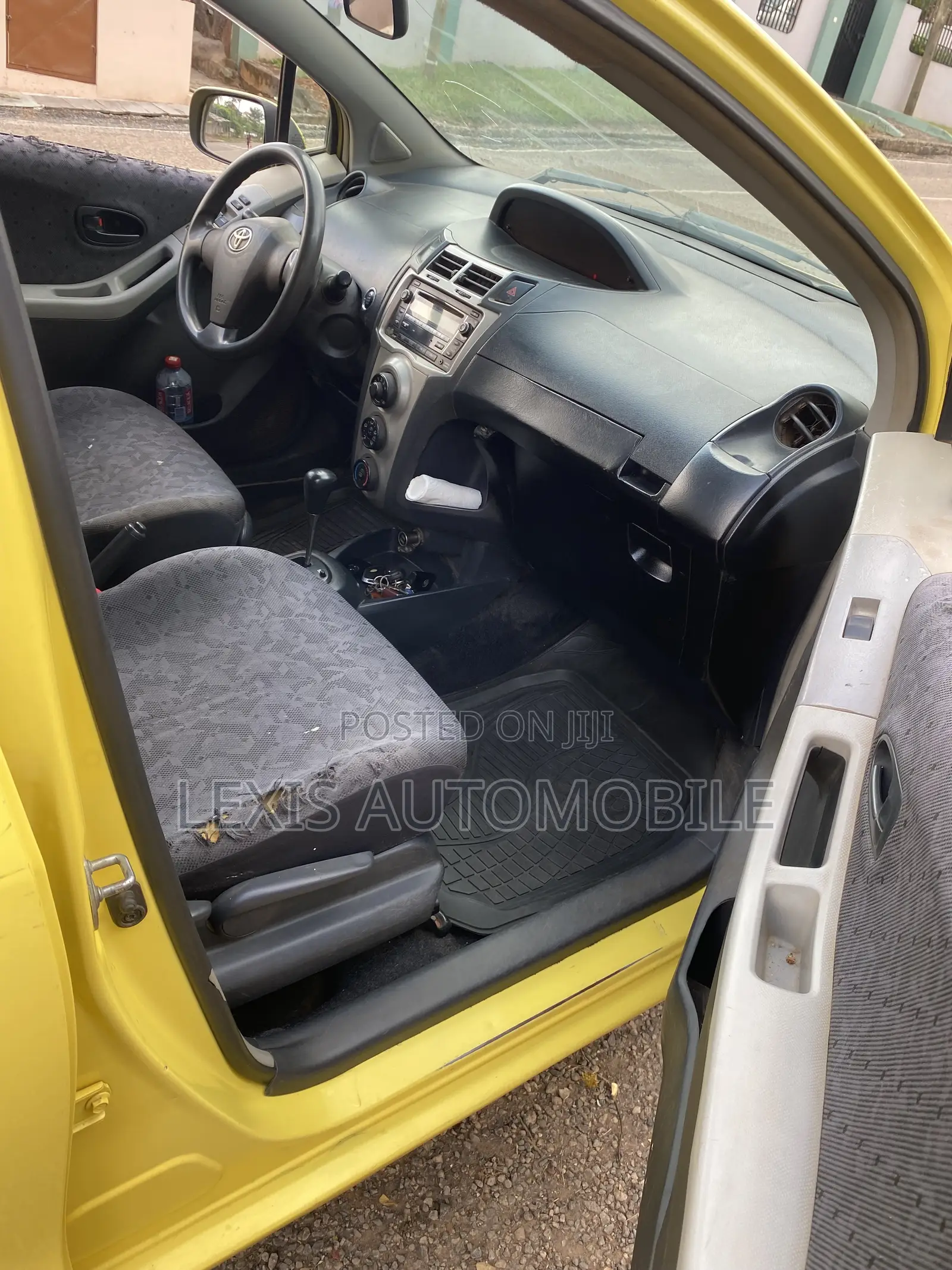 Toyota Vitz 1.3 FWD 5dr 2010 Yellow