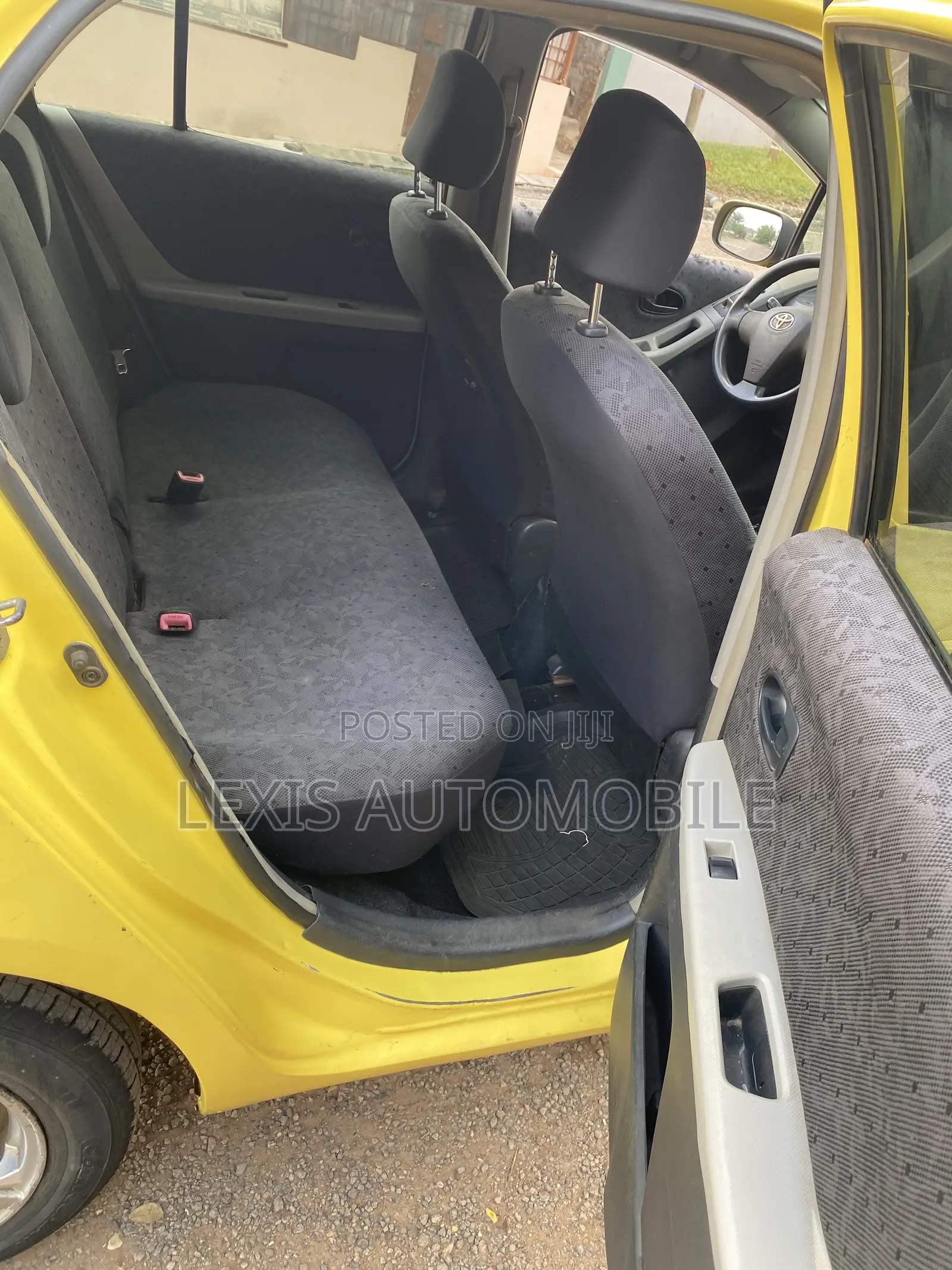 Toyota Vitz 1.3 FWD 5dr 2010 Yellow