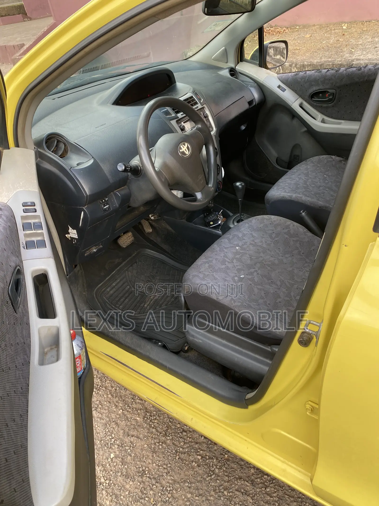 Toyota Vitz 1.3 FWD 5dr 2010 Yellow