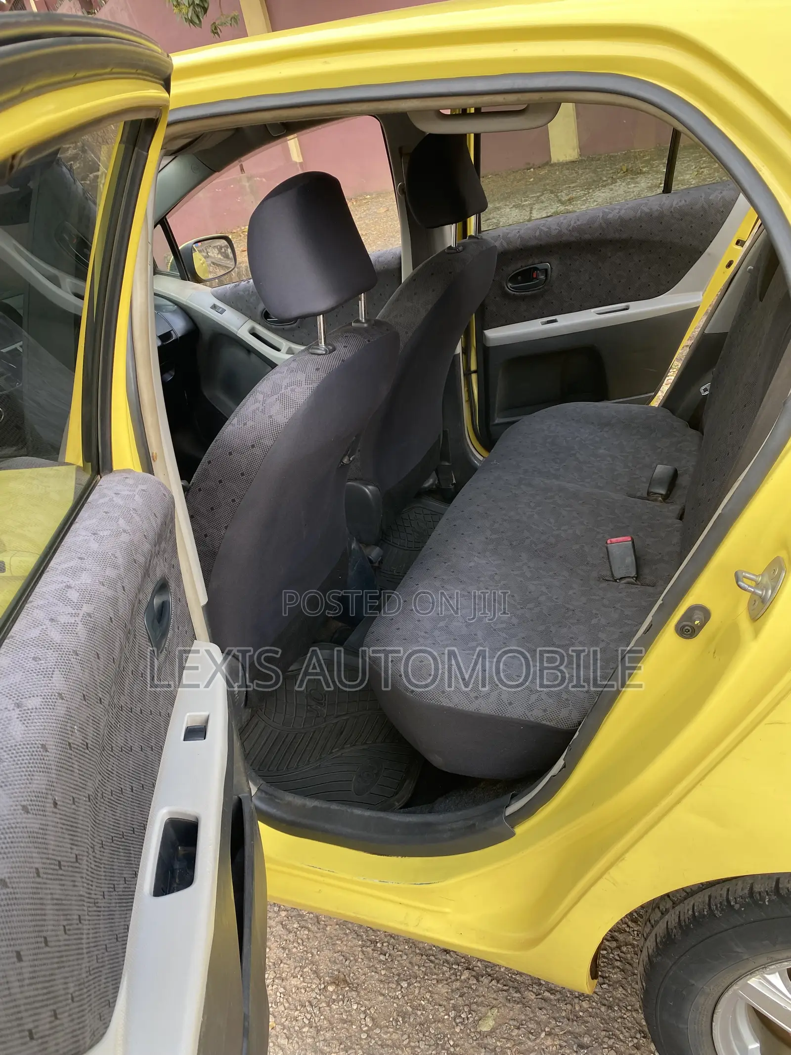 Toyota Vitz 1.3 FWD 5dr 2010 Yellow