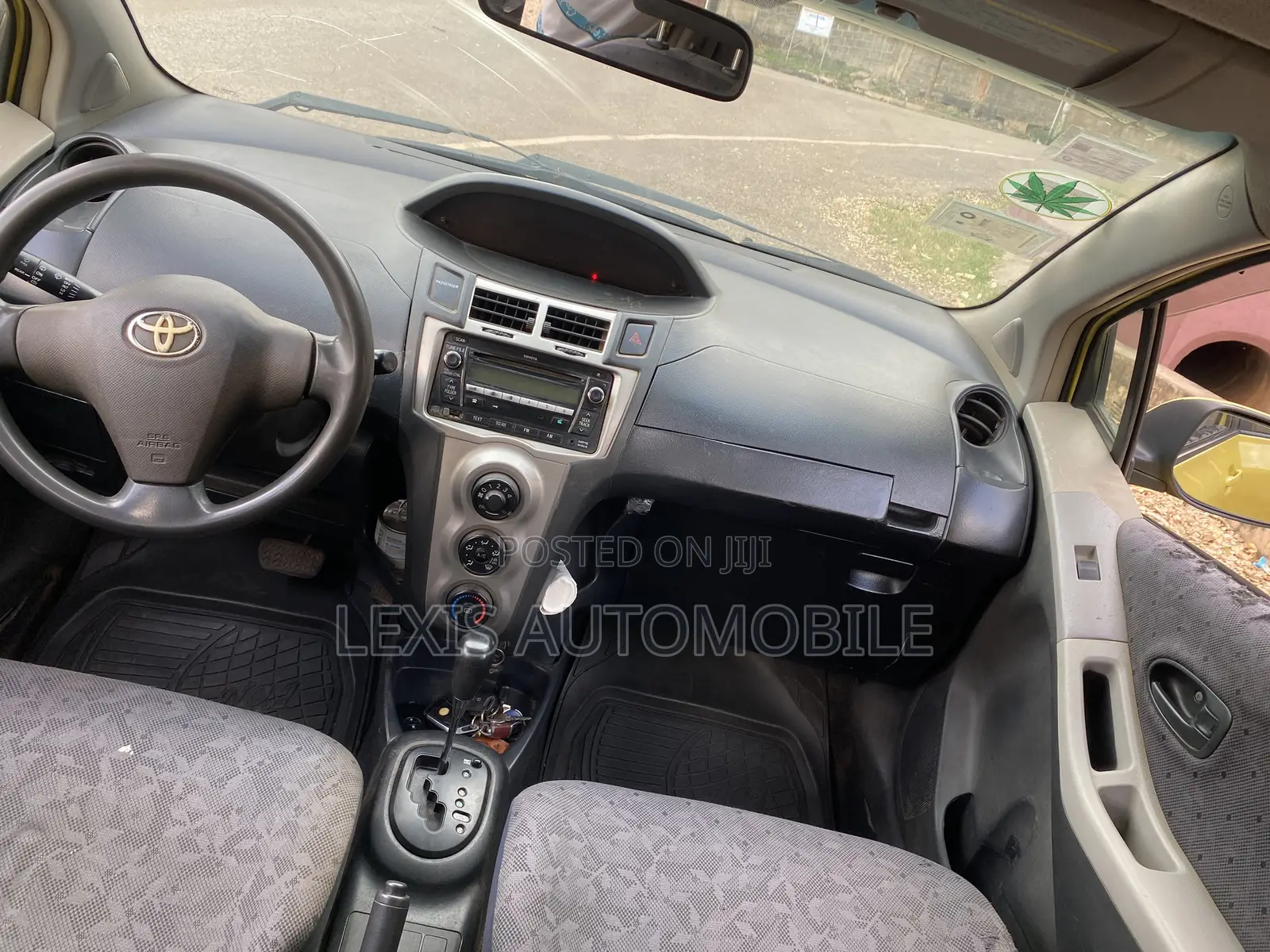 Toyota Vitz 1.3 FWD 5dr 2010 Yellow