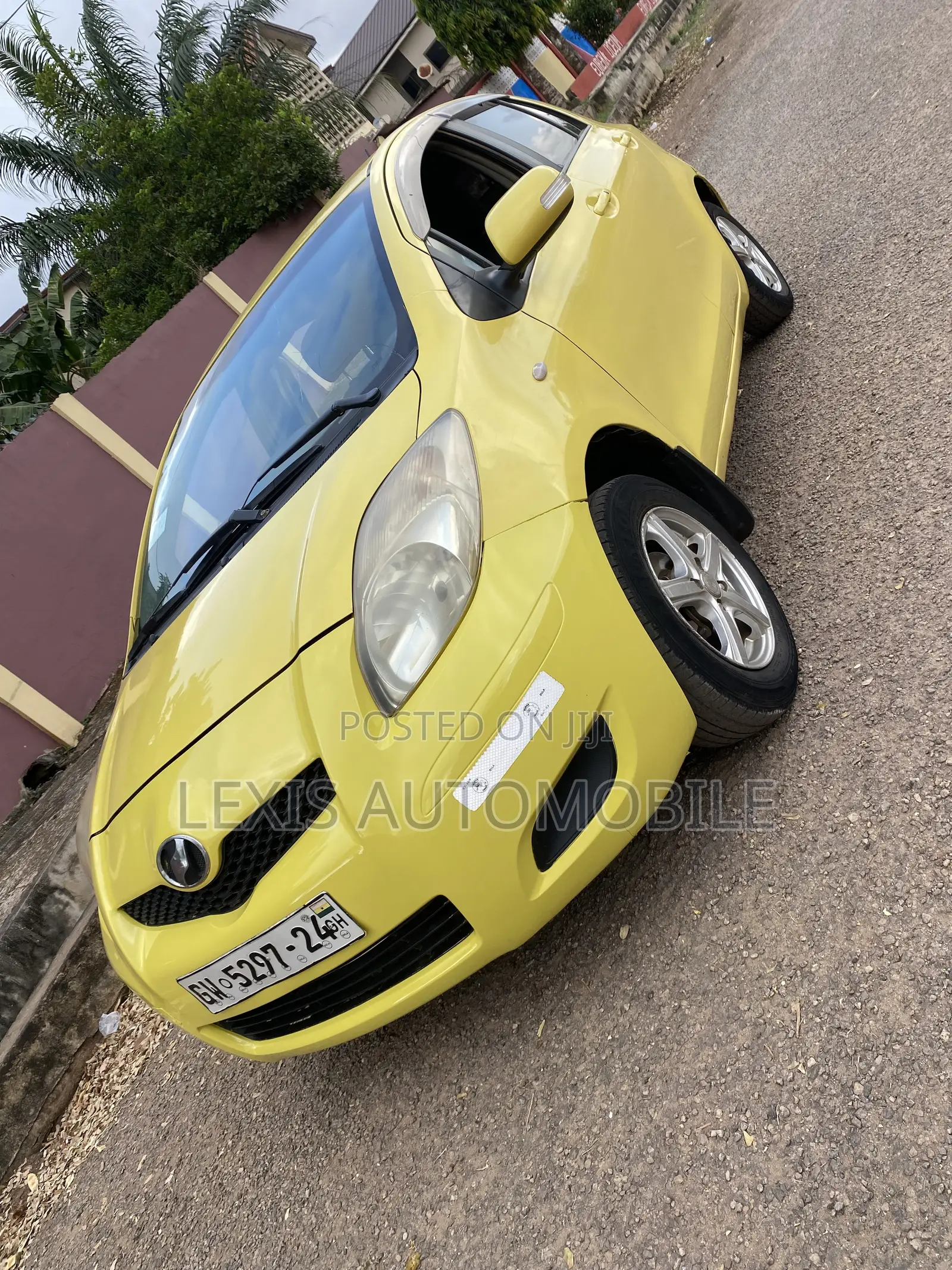 Toyota Vitz 1.3 FWD 5dr 2010 Yellow