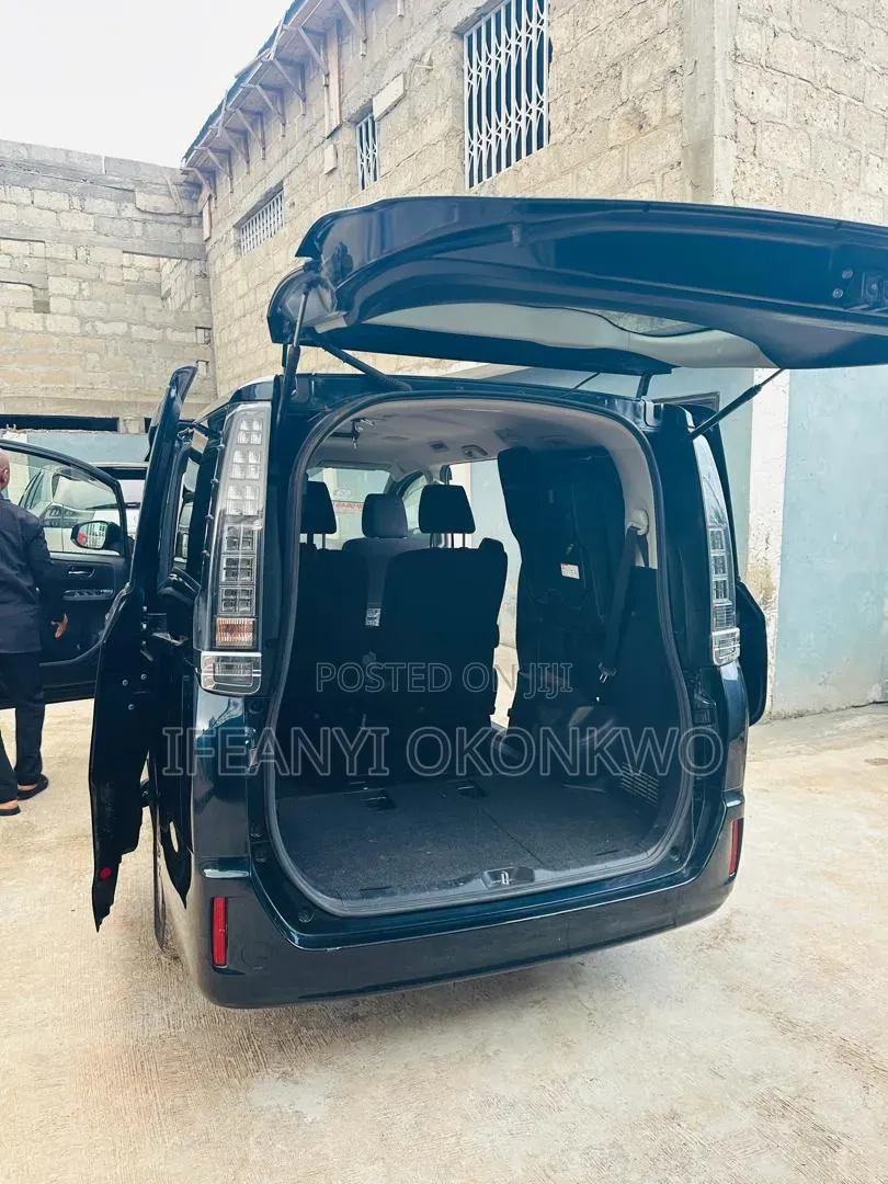 Toyota Voxy Hybrid X 2WD 7-Seater 2015 Black