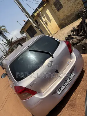 Toyota Vitz 2013 Silver