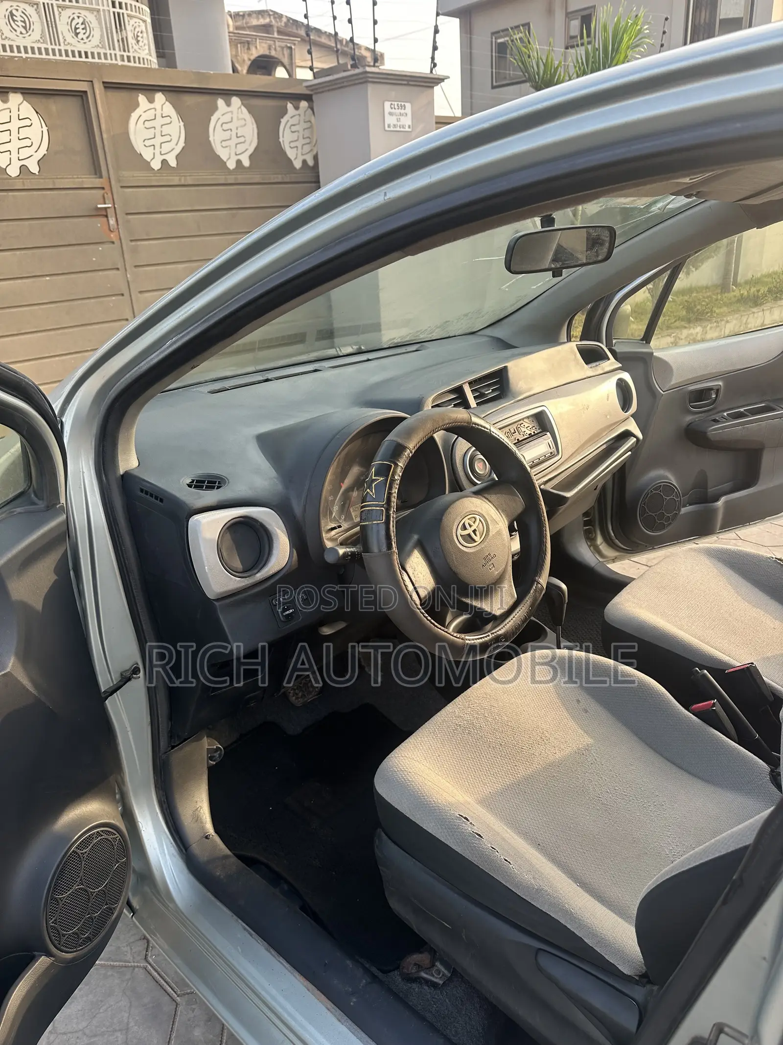 Toyota Vitz 1.3 FWD 5dr 2012 Pearl