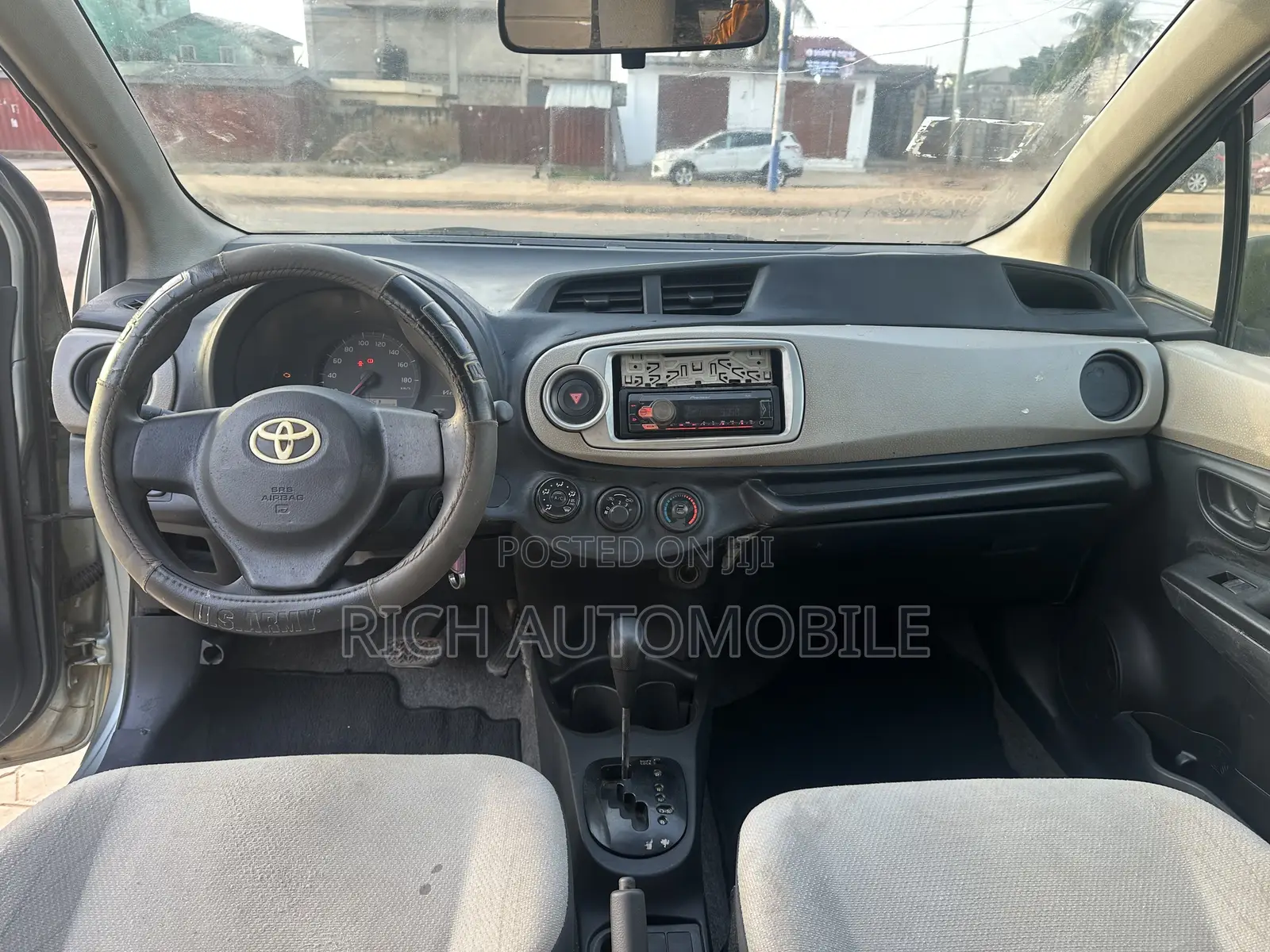 Toyota Vitz 1.3 FWD 5dr 2012 Pearl