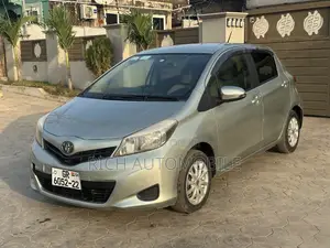 Toyota Vitz 1.3 FWD 5dr 2012 Pearl