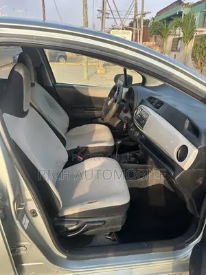 Toyota Vitz 1.3 FWD 5dr 2012 Pearl