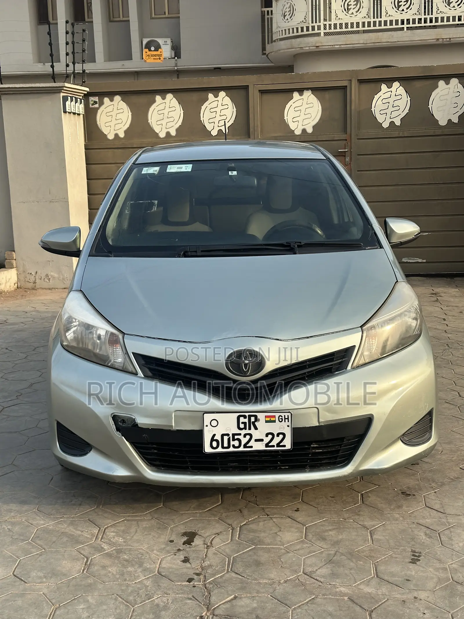 Toyota Vitz 1.3 FWD 5dr 2012 Pearl