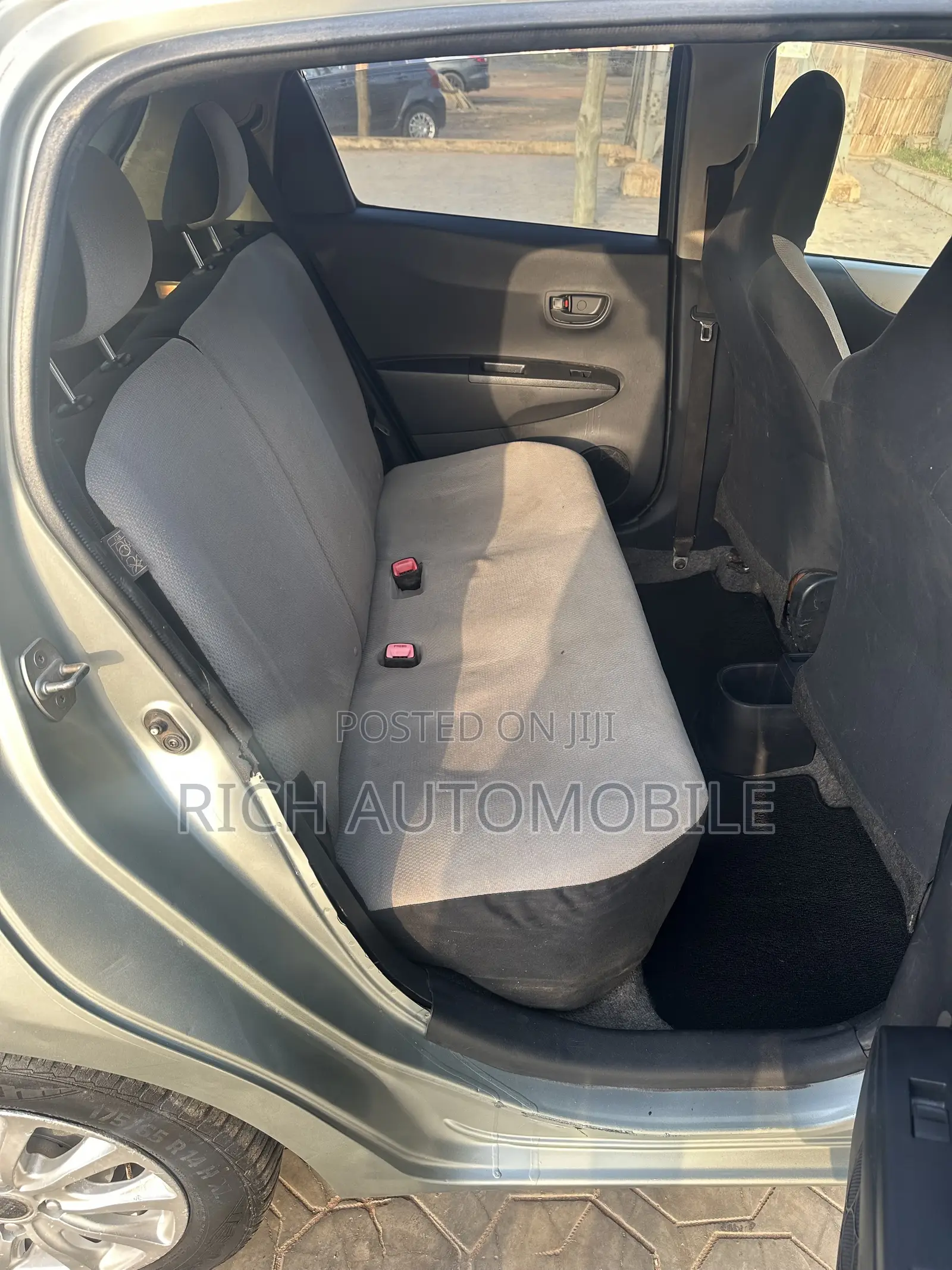 Toyota Vitz 1.3 FWD 5dr 2012 Pearl