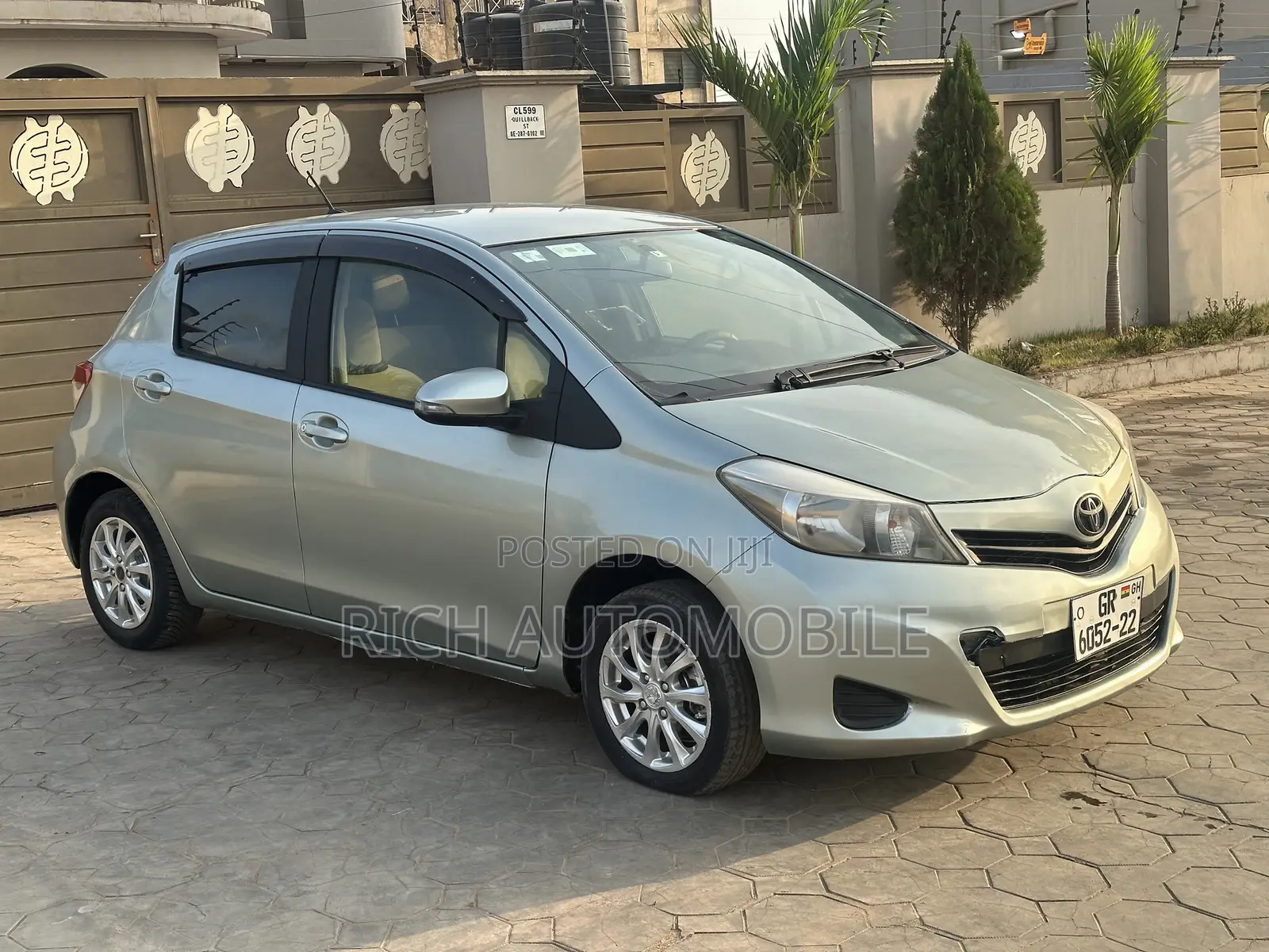 Toyota Vitz 1.3 FWD 5dr 2012 Pearl