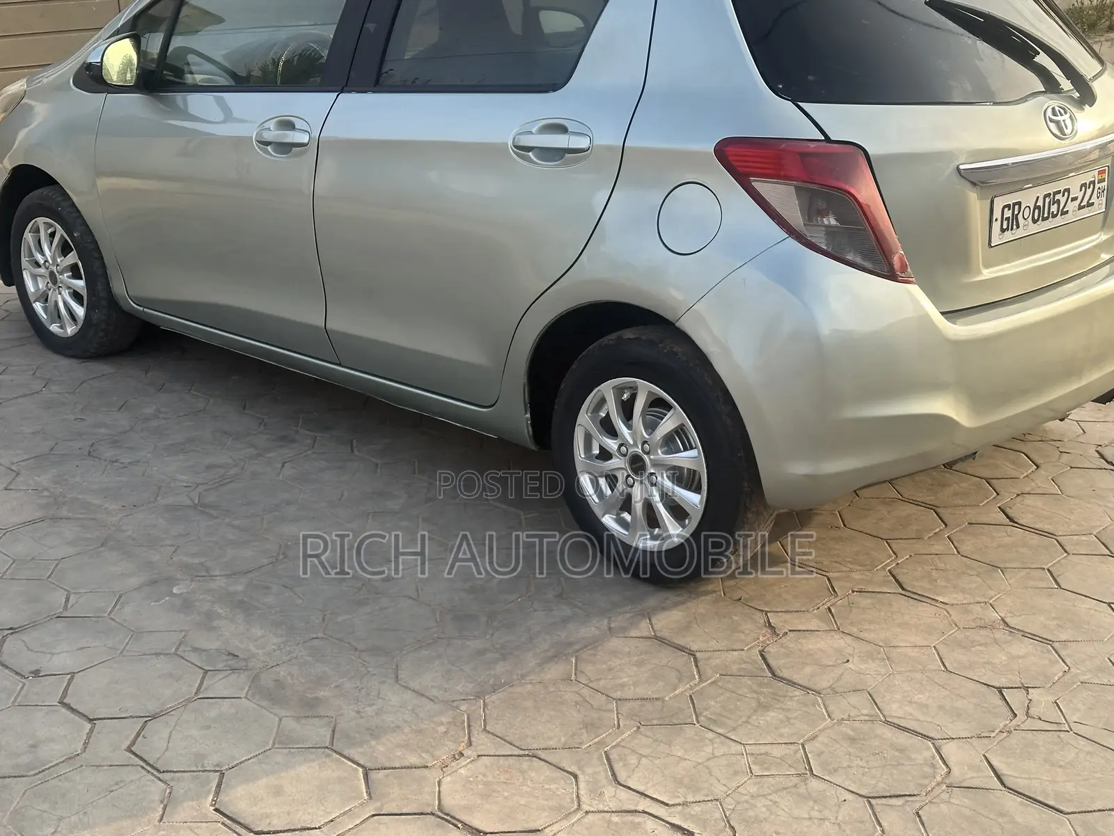 Toyota Vitz 1.3 FWD 5dr 2012 Pearl
