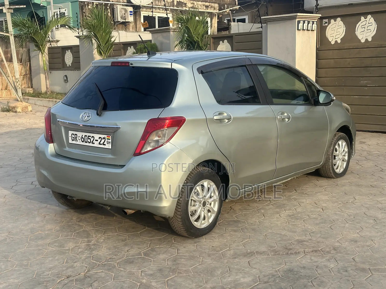 Toyota Vitz 1.3 FWD 5dr 2012 Pearl