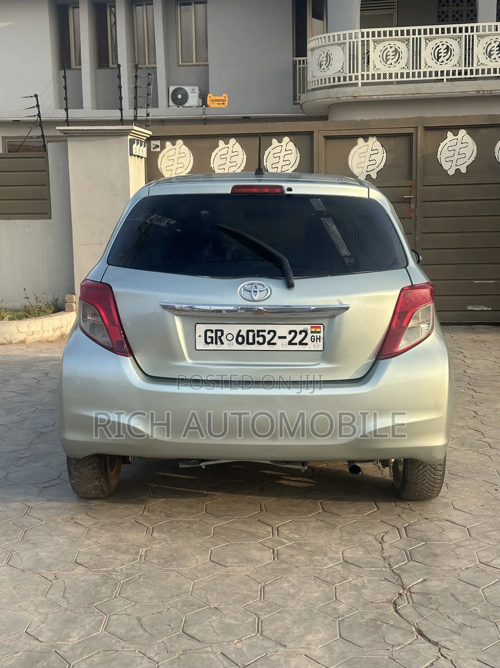 Toyota Vitz 1.3 FWD 5dr 2012 Pearl