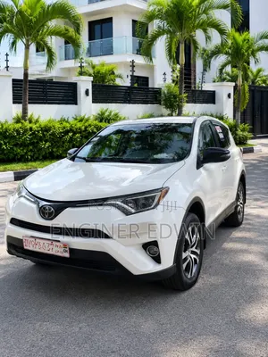 Toyota RAV4 LE 4dr SUV (2.5L 4cyl 6A) 2018 White