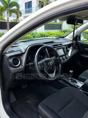 Toyota RAV4 LE 4dr SUV (2.5L 4cyl 6A) 2018 White