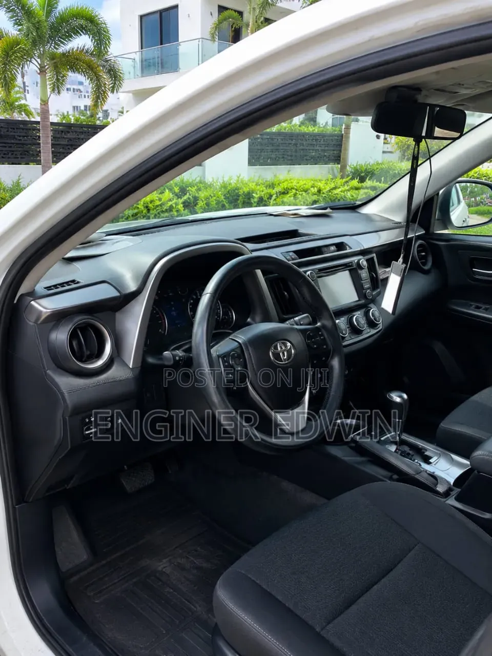 Toyota RAV4 LE 4dr SUV (2.5L 4cyl 6A) 2018 White