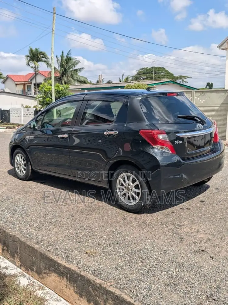 Toyota Vitz 1.3 FWD 5dr 2015 Black