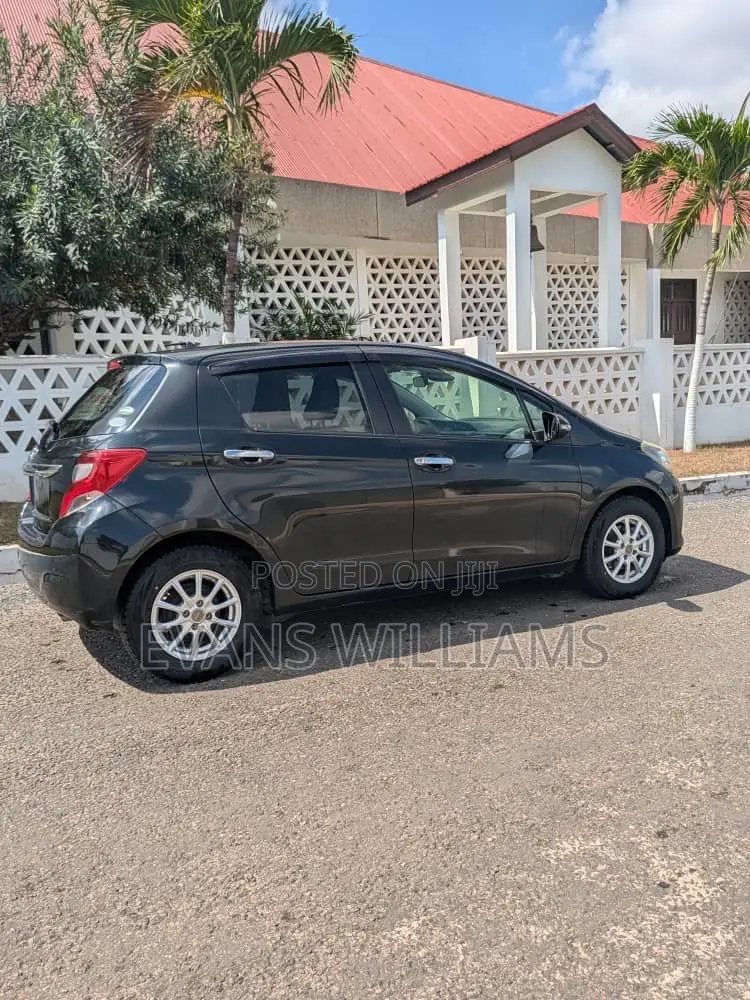 Toyota Vitz 1.3 FWD 5dr 2015 Black