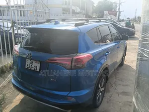 Toyota RAV4 XLE AWD (2.5L 4cyl 6A) 2017 Blue