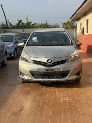 Toyota Vitz 1.3 FWD 5dr 2012 Gray