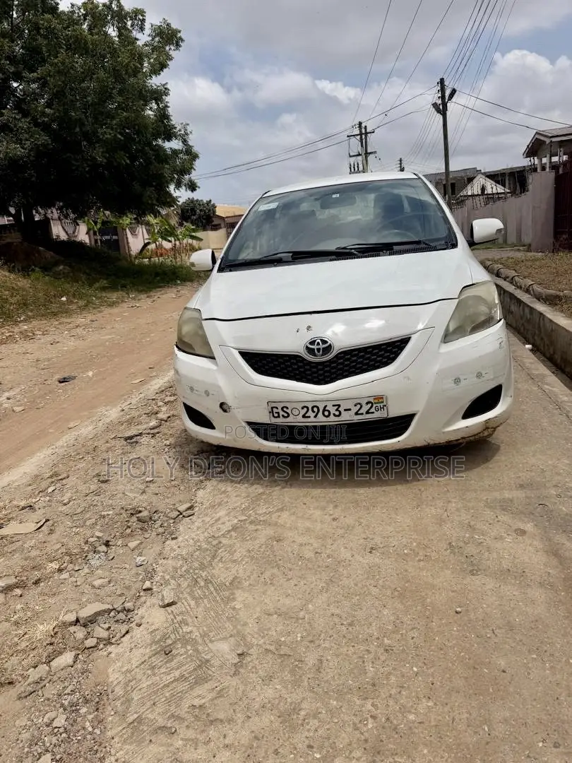 Toyota Yaris Base Sedan 4dr 2010 White