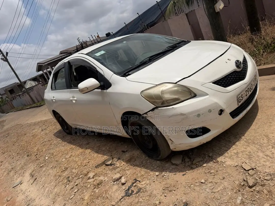 Toyota Yaris Base Sedan 4dr 2010 White