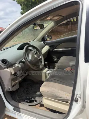 Toyota Yaris Base Sedan 4dr 2010 White