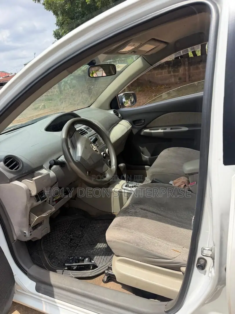 Toyota Yaris Base Sedan 4dr 2010 White