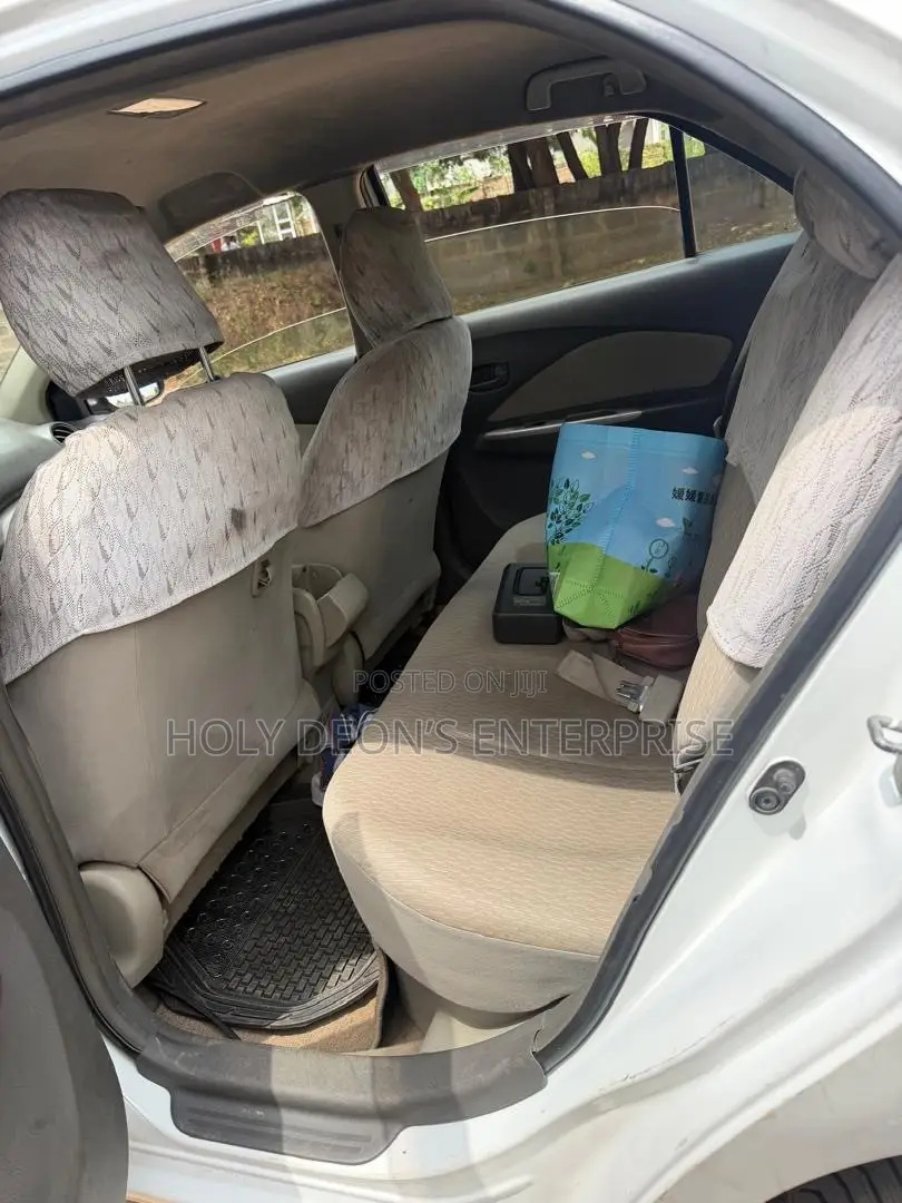 Toyota Yaris Base Sedan 4dr 2010 White