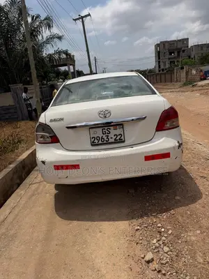 Toyota Yaris Base Sedan 4dr 2010 White