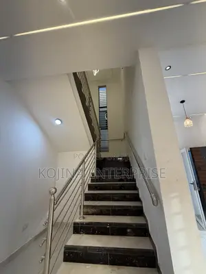 5bdrm Townhouse / Terrace in Santasi, Kumasi Metropolitan for rent