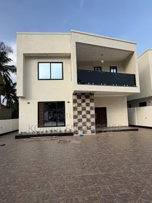 5bdrm Townhouse / Terrace in Santasi, Kumasi Metropolitan for rent