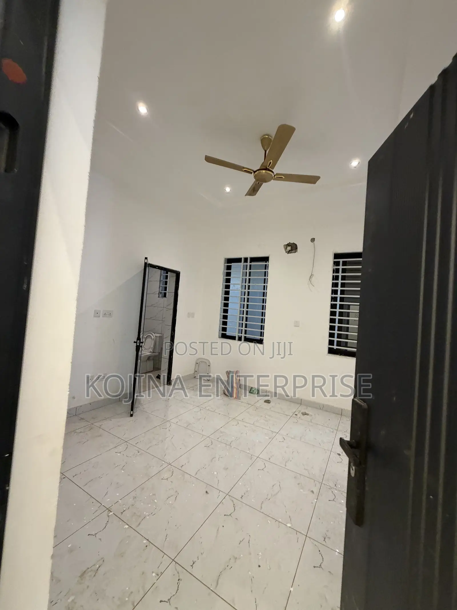 5bdrm Townhouse / Terrace in Santasi, Kumasi Metropolitan for rent