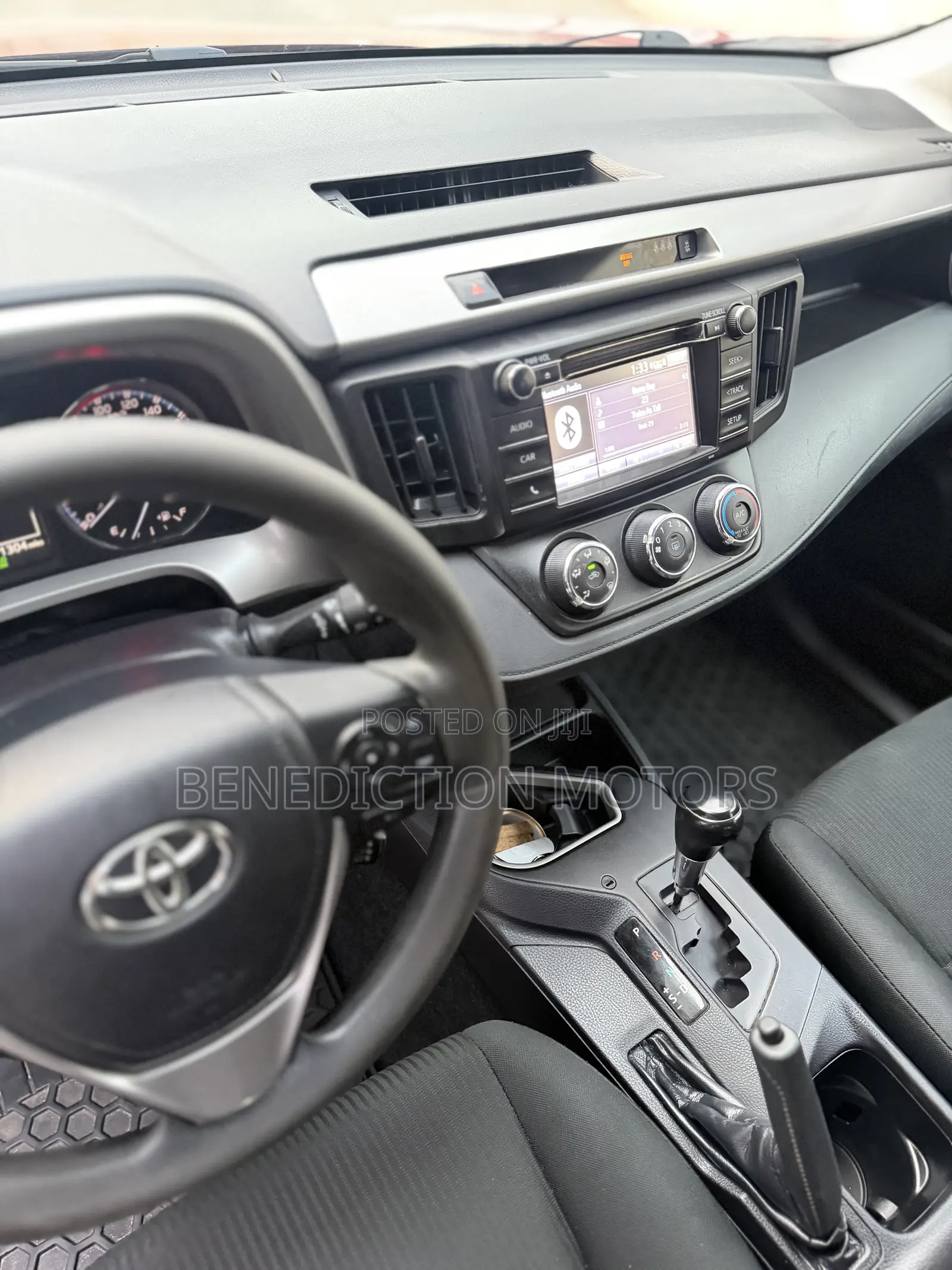 Toyota RAV4 LE 4dr SUV AWD (2.5L 4cyl 6A) 2018 Red