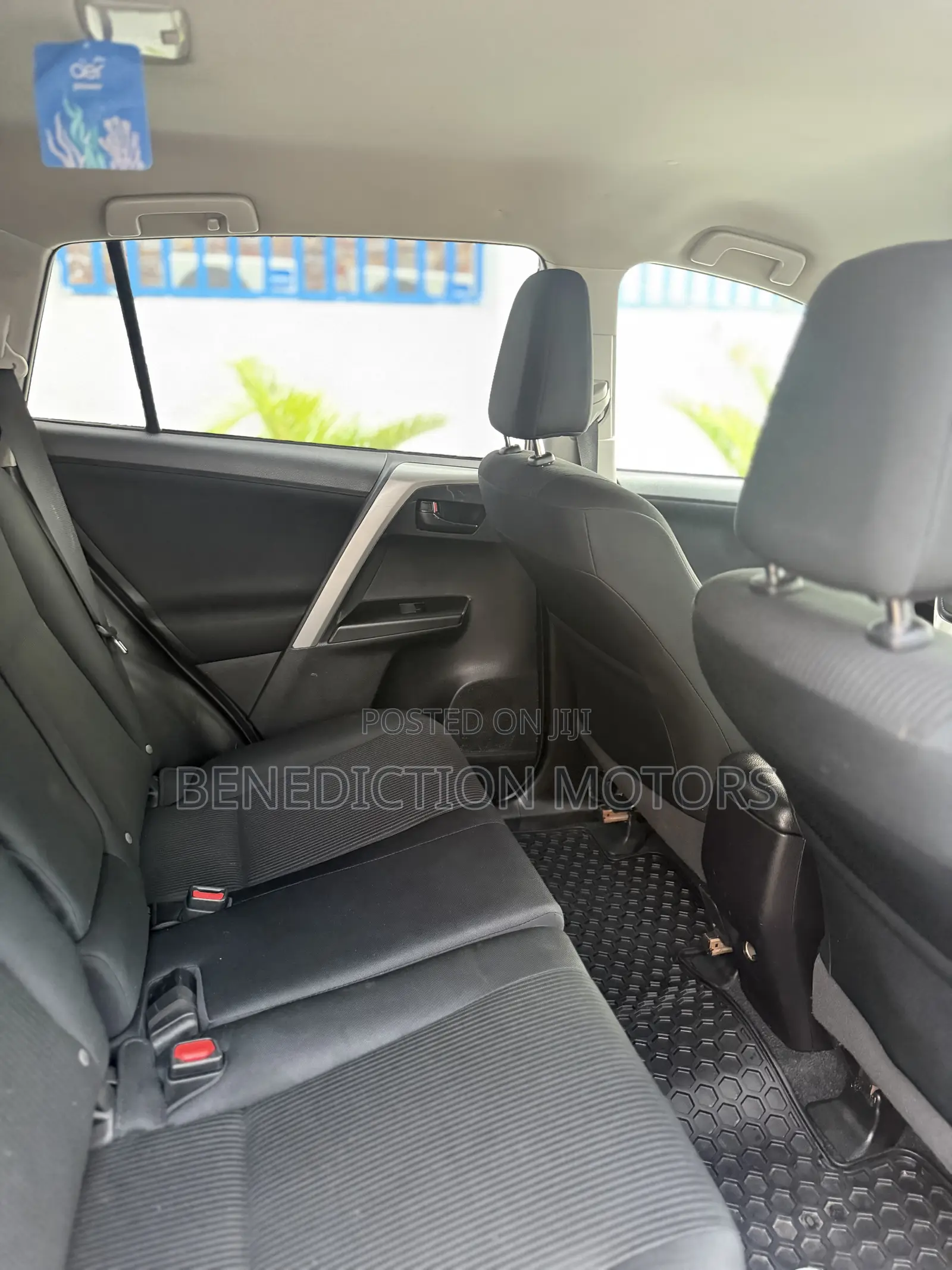 Toyota RAV4 LE 4dr SUV AWD (2.5L 4cyl 6A) 2018 Red
