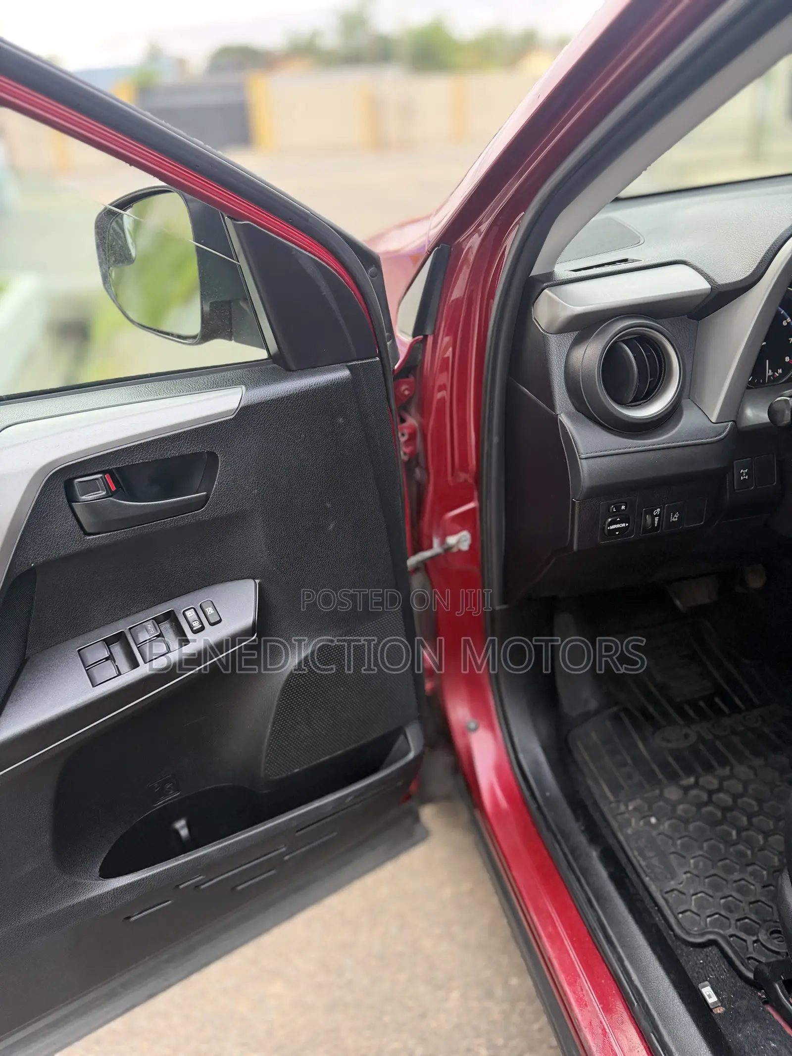 Toyota RAV4 LE 4dr SUV AWD (2.5L 4cyl 6A) 2018 Red