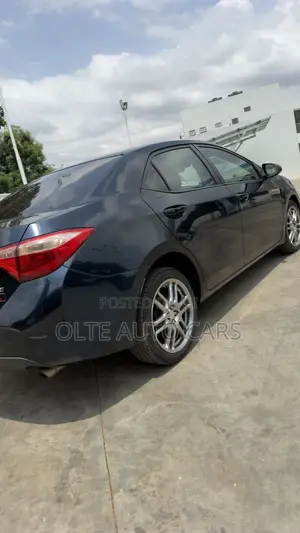 Toyota Corolla LE (1.8L 4cyl 2A) 2018 Blue