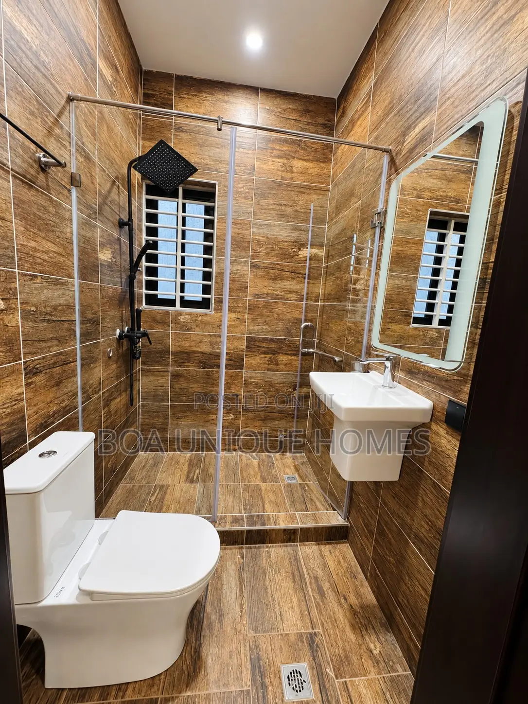 6bdrm House in Lake Side Estate for sale