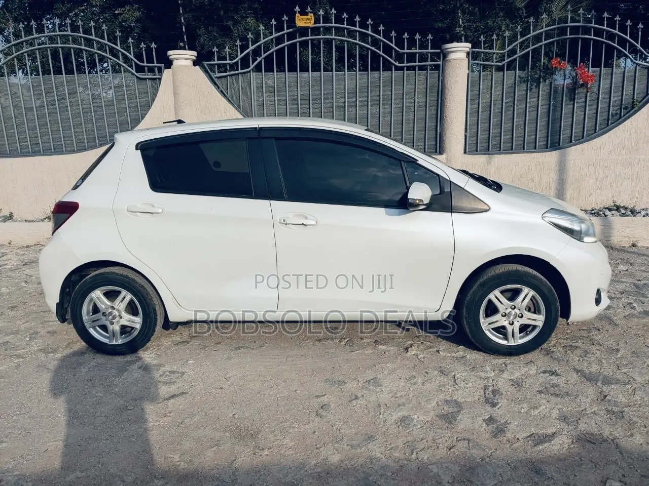 Toyota Vitz 1.3 AWD 5dr 2013 White