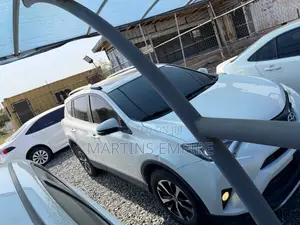 Toyota RAV4 XLE FWD (2.5L 4cyl 6A) 2017 White