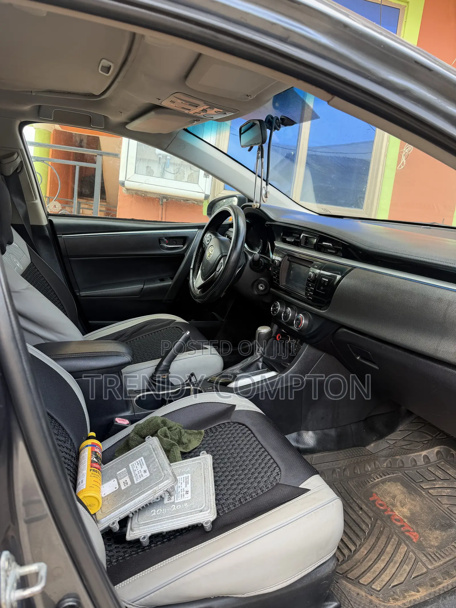 Toyota Corolla LE 4dr Sedan (1.8L 4cyl CVT) 2014 Gray
