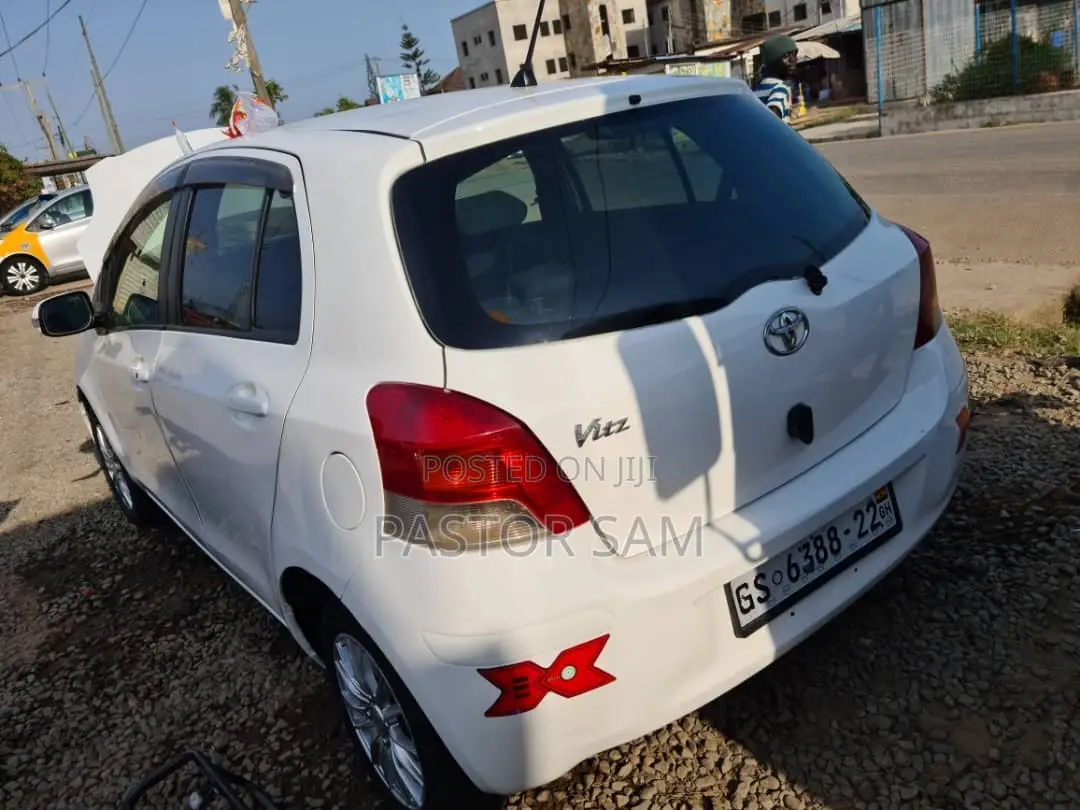 Toyota Vitz 2010 White