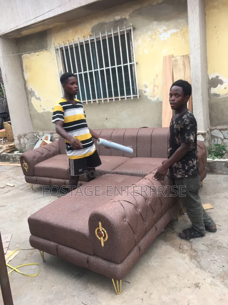 Sectional 6 Seater Durable Couch With a Side Table